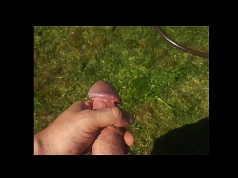 ❤️ Keçika germ di bexçeyek havînê de pisîka xwe ya pembe diqelişe û bi şuştinê dixe. Kalîteya seksê li porno ku.verhentai.ru ❌️❤